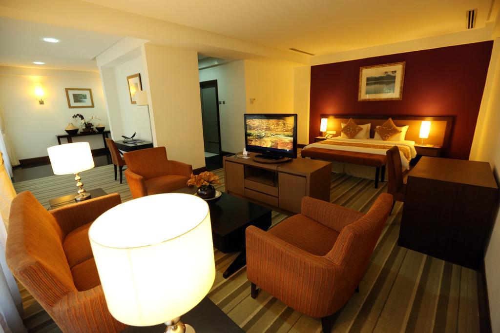 Puri Pujangga Hotel Банги Экстерьер фото