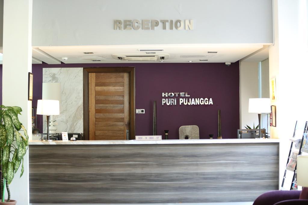 Puri Pujangga Hotel Банги Экстерьер фото