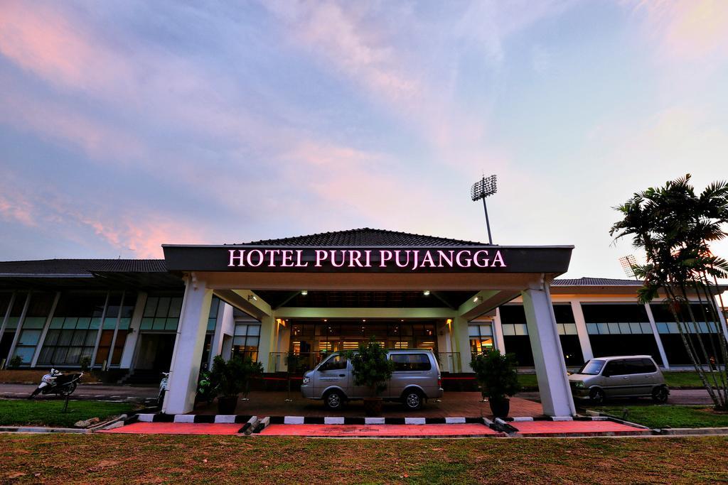 Puri Pujangga Hotel Банги Экстерьер фото