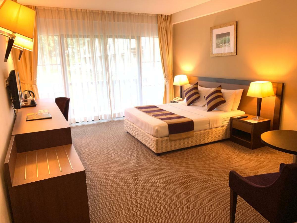 Puri Pujangga Hotel Банги Экстерьер фото